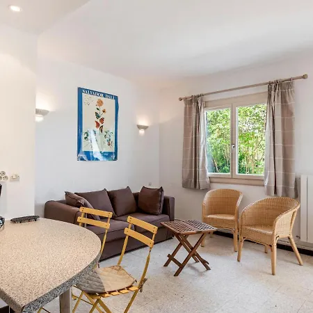 Flat In A Beautiful Building With Pool Apartmán