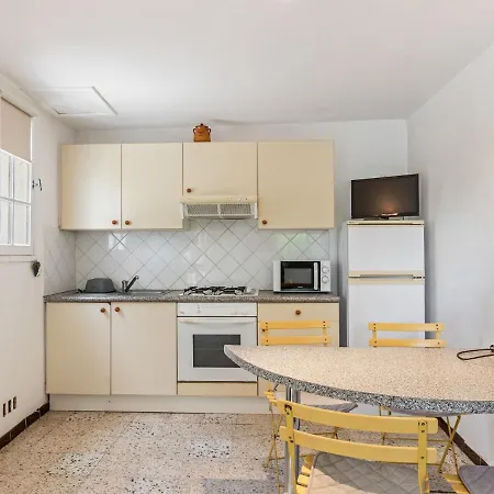Flat In A Beautiful Building With Pool Apartmán *